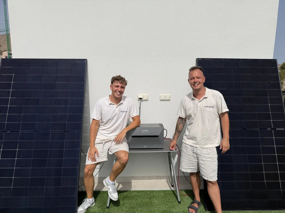 Das Solfuerza-Team mit Solarmodulen und Batteriespeicher