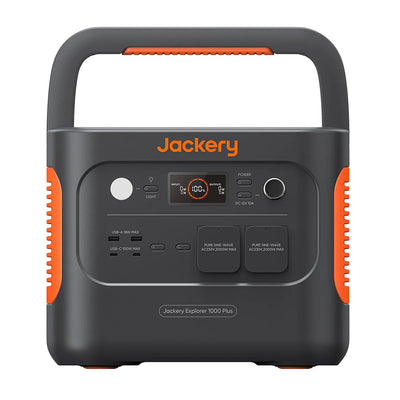 Jackery Explorer 1000 Plus tragbare Powerstation – Frontansicht mit Klappgriff, Display und zwei Schuko-Steckdosen