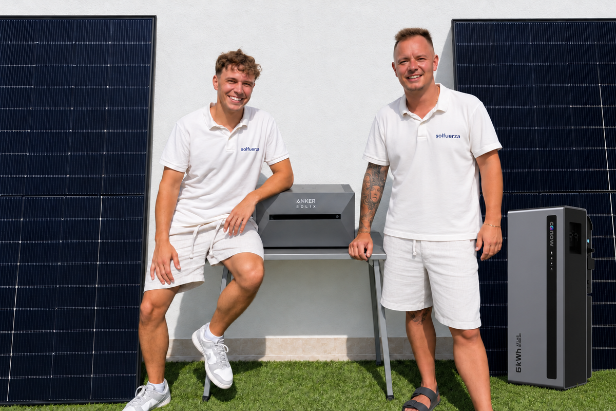 L'équipe Solfuerza avec une batterie domestique